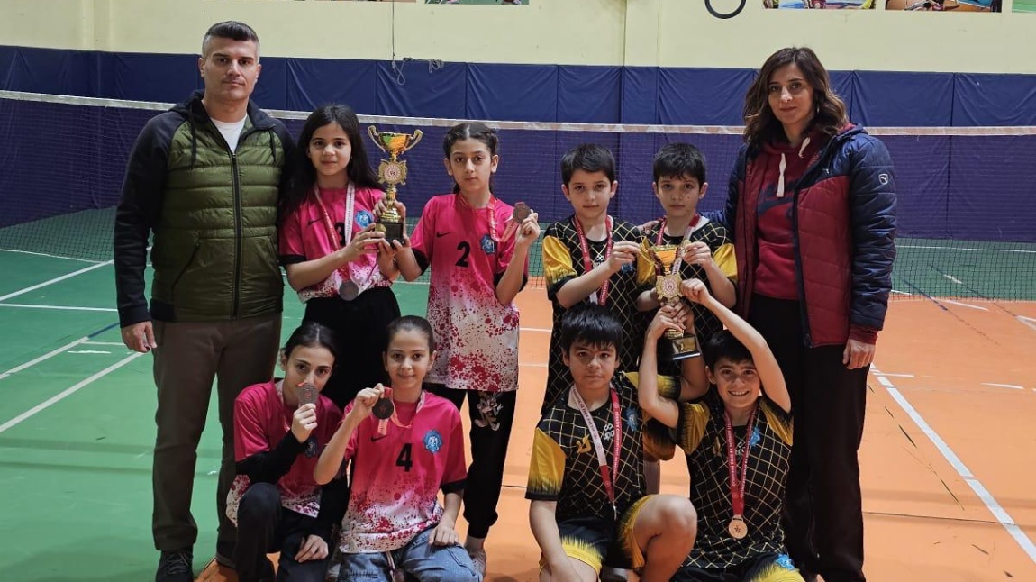 Badminton turnuvasından da ödüllerimizi aldık..